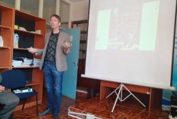 Dr. Kroesbergen giving his presentation